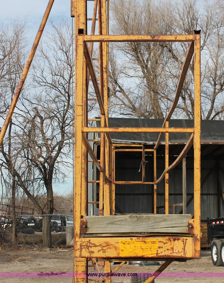 image for item H8351 Rustgo 195 mobile work platform