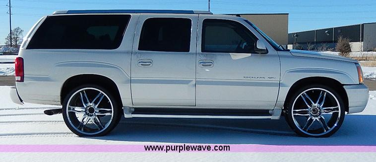 image for item H9594 2004 Cadillac Escalade ESV SUV
