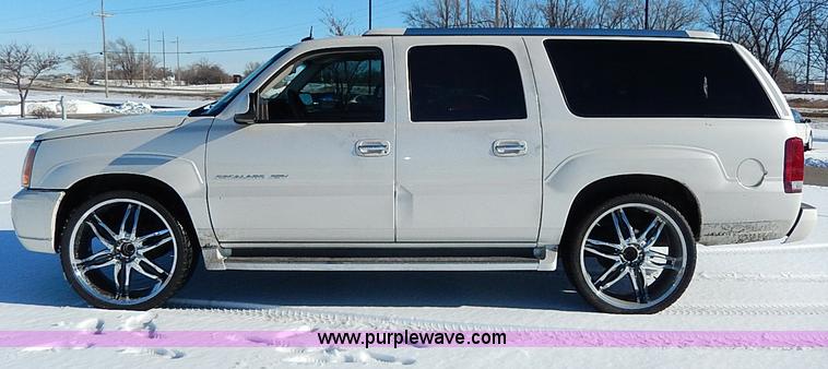 image for item H9594 2004 Cadillac Escalade ESV SUV