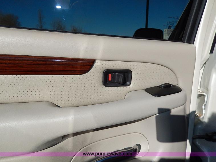 image for item H9594 2004 Cadillac Escalade ESV SUV