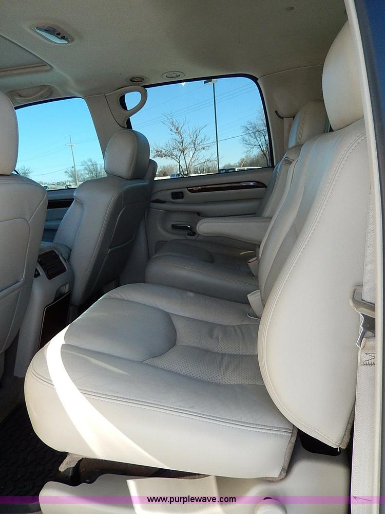 image for item H9594 2004 Cadillac Escalade ESV SUV