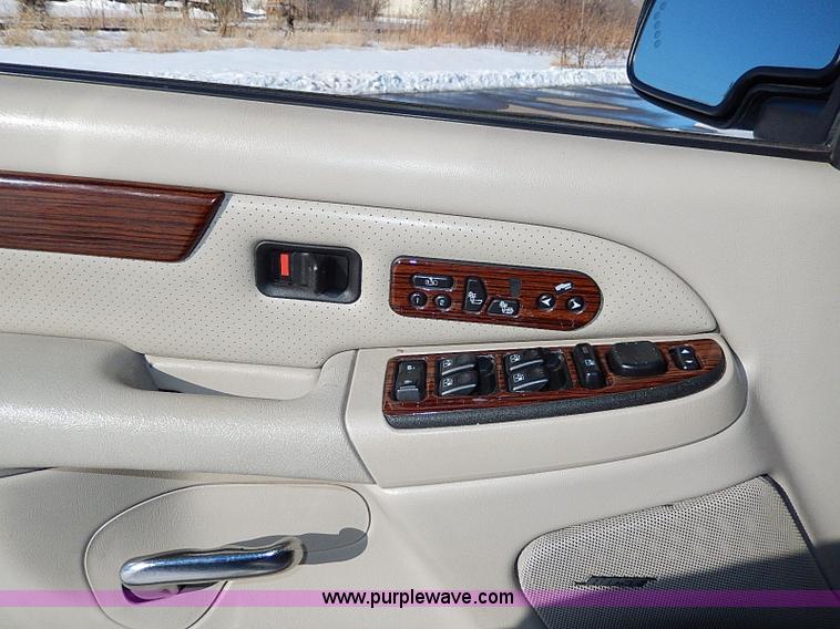 image for item H9594 2004 Cadillac Escalade ESV SUV