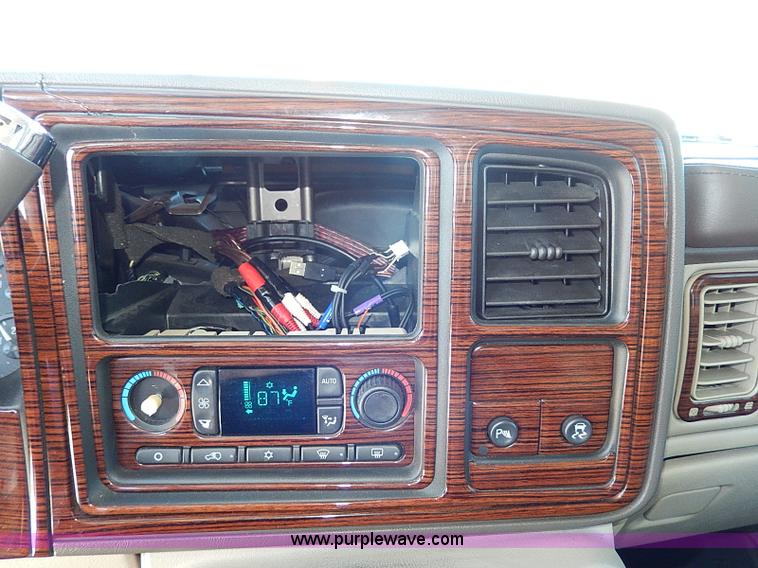 image for item H9594 2004 Cadillac Escalade ESV SUV