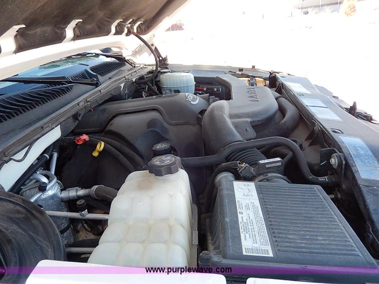 image for item H9594 2004 Cadillac Escalade ESV SUV