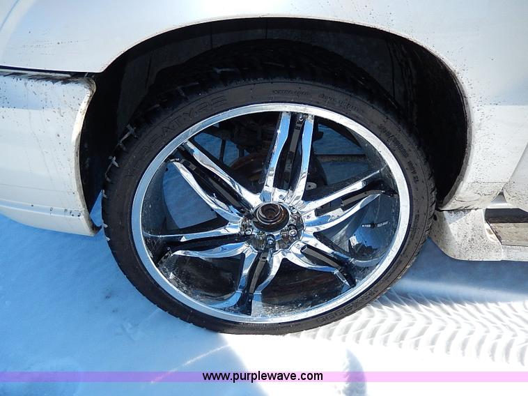 image for item H9594 2004 Cadillac Escalade ESV SUV