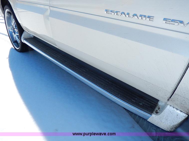 image for item H9594 2004 Cadillac Escalade ESV SUV