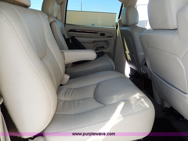 image for item H9594 2004 Cadillac Escalade ESV SUV