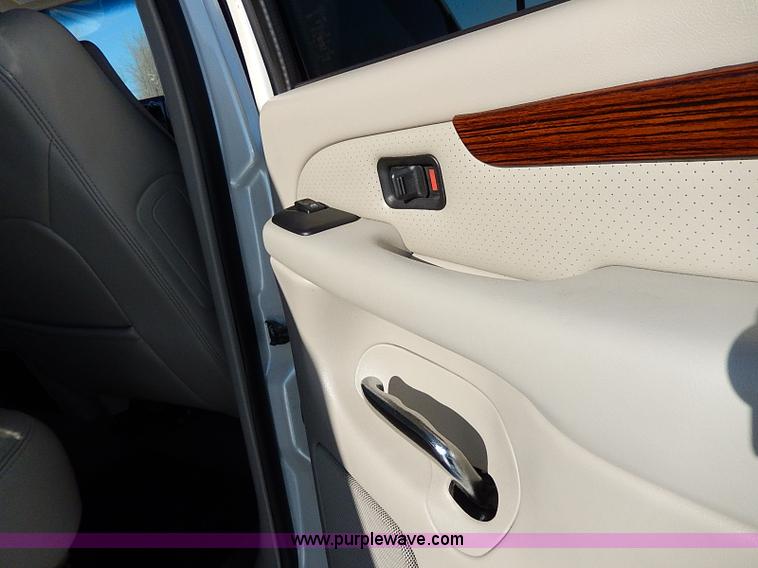 image for item H9594 2004 Cadillac Escalade ESV SUV