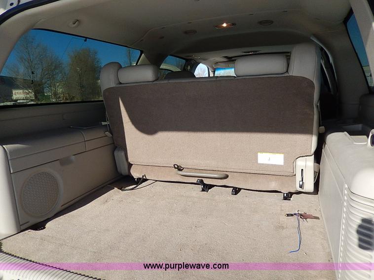 image for item H9594 2004 Cadillac Escalade ESV SUV