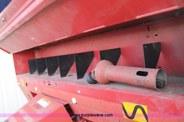 image for item C3675 1998 New Holland 664 round baler