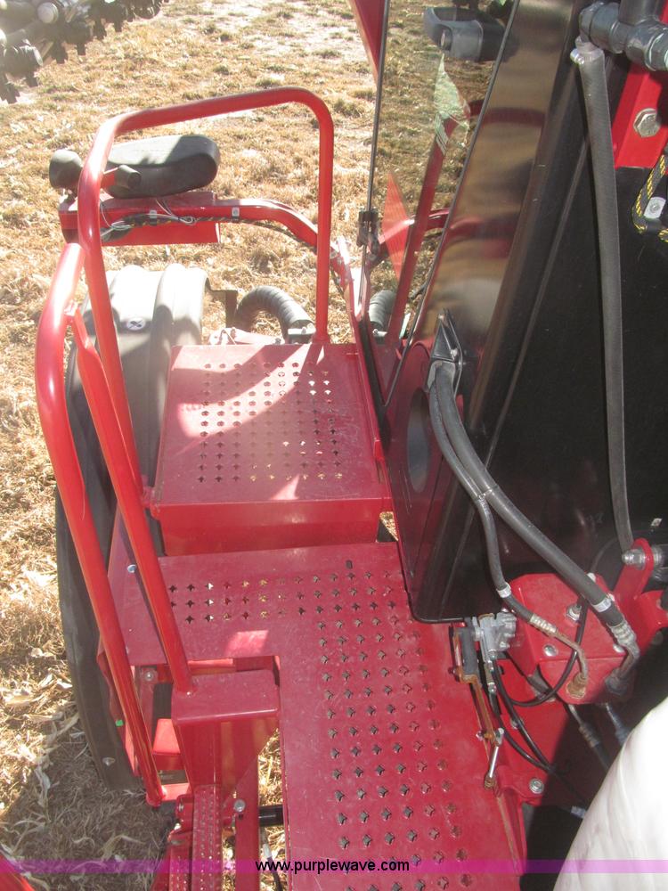 image for item F7219 2011 Miller Nitro N2XP self-propelled sprayer