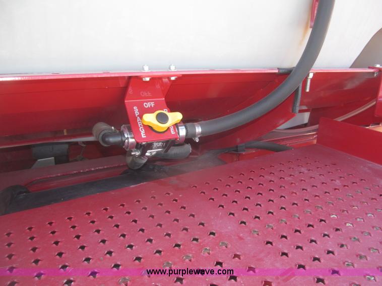 image for item F7219 2011 Miller Nitro N2XP self-propelled sprayer