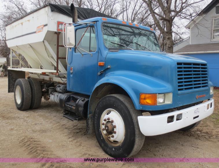 image for item F8099 1990 International 4900 fertilizer tender truck