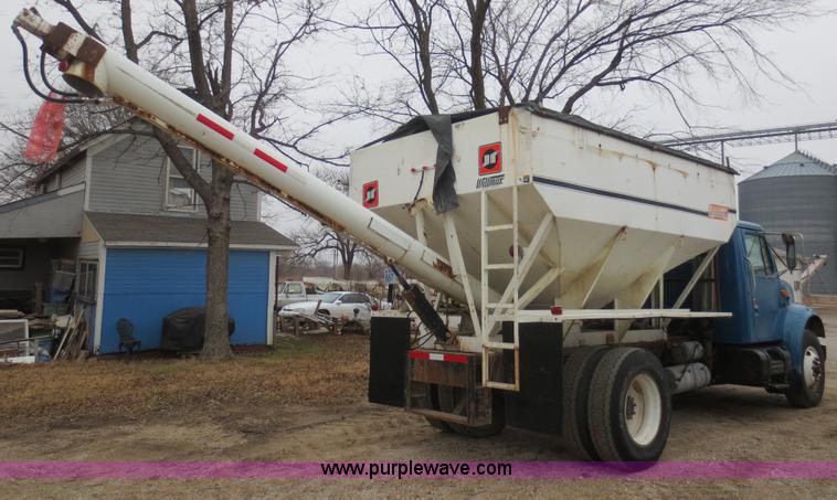image for item F8099 1990 International 4900 fertilizer tender truck