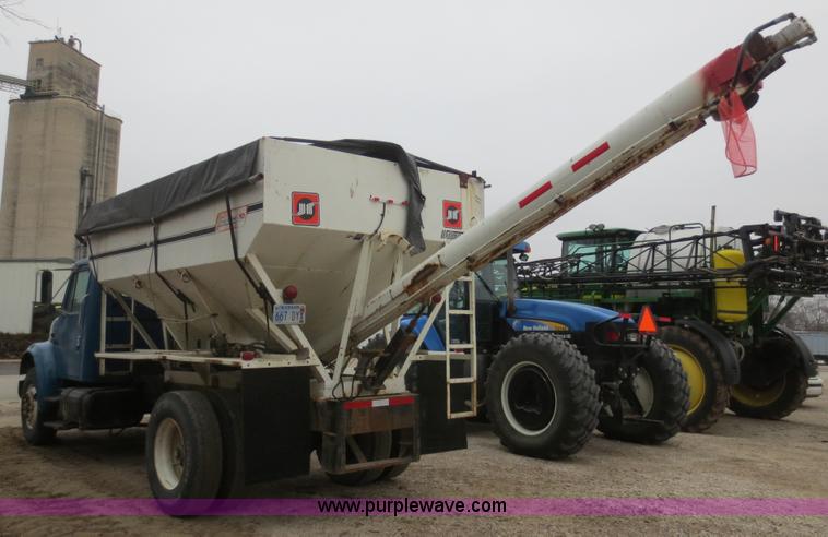 image for item F8099 1990 International 4900 fertilizer tender truck