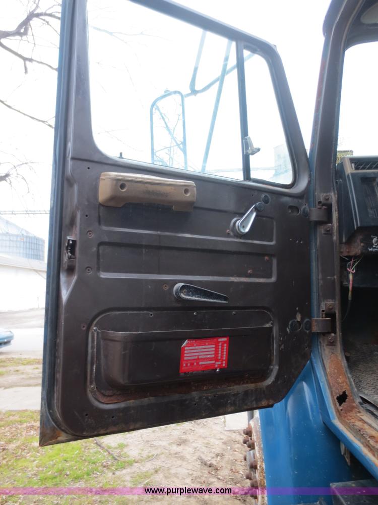 image for item F8099 1990 International 4900 fertilizer tender truck