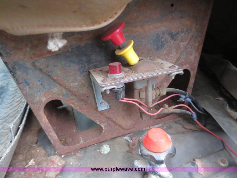 image for item F8099 1990 International 4900 fertilizer tender truck