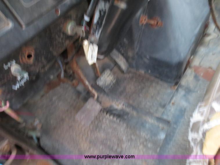 image for item F8099 1990 International 4900 fertilizer tender truck