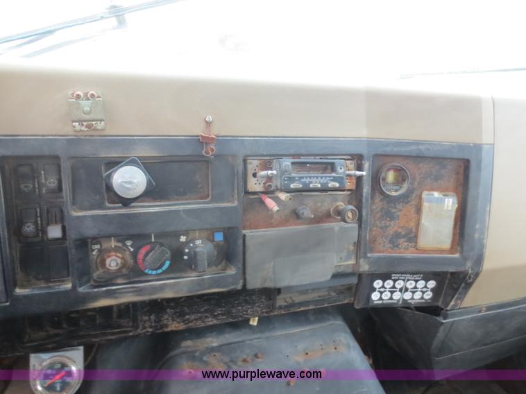 image for item F8099 1990 International 4900 fertilizer tender truck