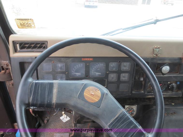 image for item F8099 1990 International 4900 fertilizer tender truck