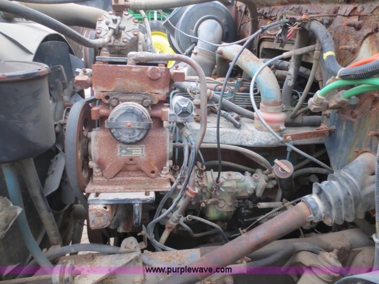 image for item F8099 1990 International 4900 fertilizer tender truck