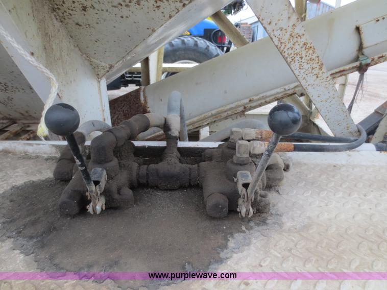 image for item F8099 1990 International 4900 fertilizer tender truck