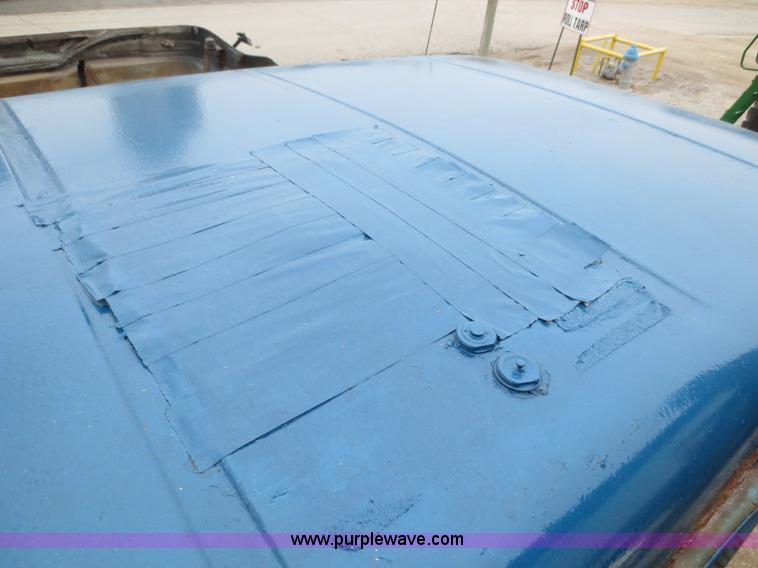 image for item F8099 1990 International 4900 fertilizer tender truck