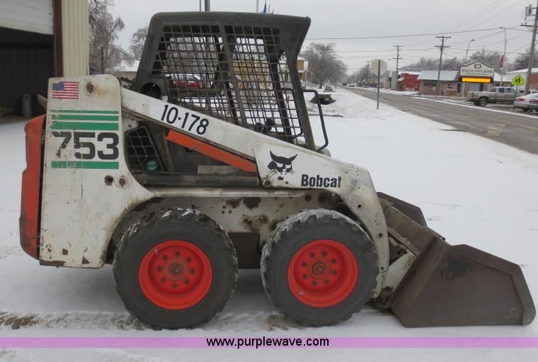 image for item F8107 2002 Bobcat 753 skid steer