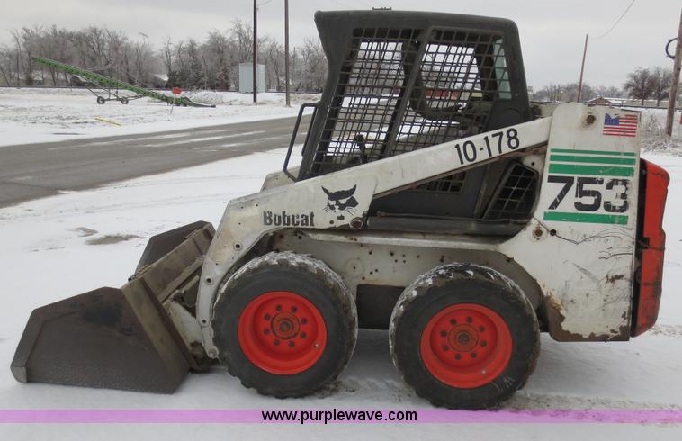 image for item F8107 2002 Bobcat 753 skid steer