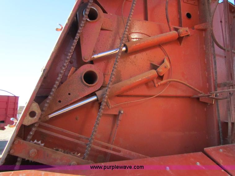 image for item G4463 Hesston 565A round baler