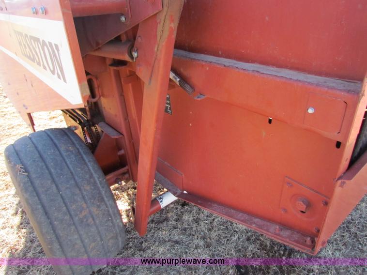 image for item G4463 Hesston 565A round baler