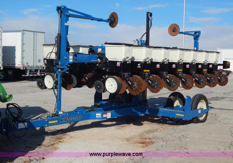 image for item H3825 2011 Kinze 3500 8/15 pivot fold Interplant planter