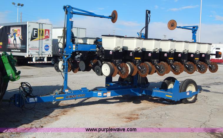 image for item H3825 2011 Kinze 3500 8/15 pivot fold Interplant planter