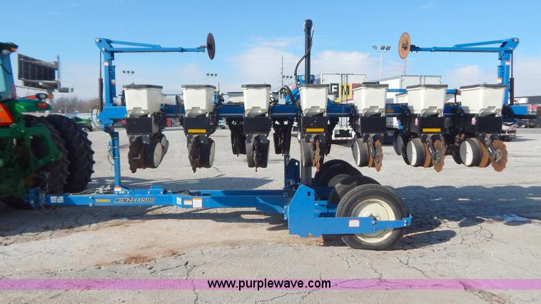 image for item H3825 2011 Kinze 3500 8/15 pivot fold Interplant planter