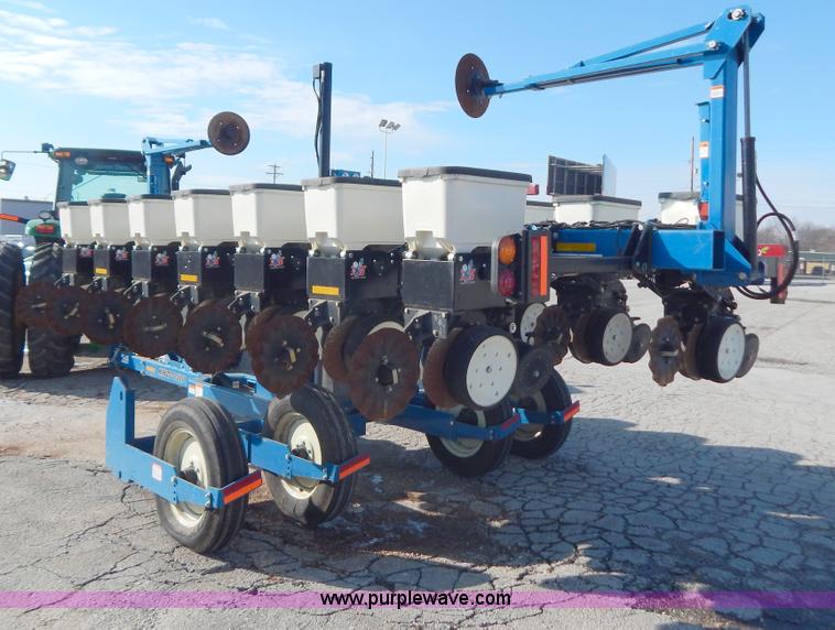 image for item H3825 2011 Kinze 3500 8/15 pivot fold Interplant planter