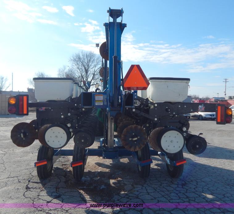 image for item H3825 2011 Kinze 3500 8/15 pivot fold Interplant planter