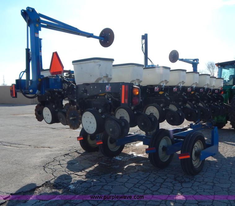 image for item H3825 2011 Kinze 3500 8/15 pivot fold Interplant planter