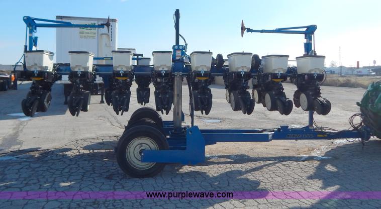 image for item H3825 2011 Kinze 3500 8/15 pivot fold Interplant planter