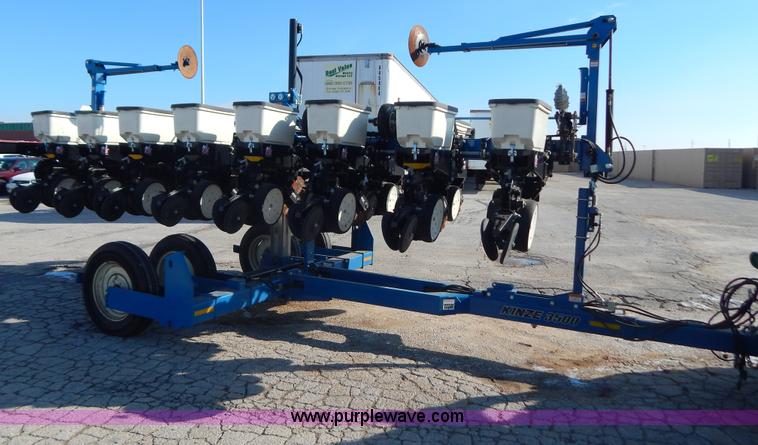 image for item H3825 2011 Kinze 3500 8/15 pivot fold Interplant planter