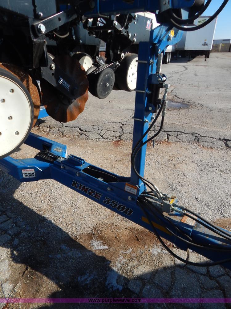 image for item H3825 2011 Kinze 3500 8/15 pivot fold Interplant planter