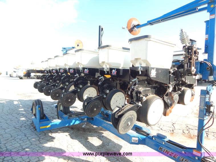 image for item H3825 2011 Kinze 3500 8/15 pivot fold Interplant planter