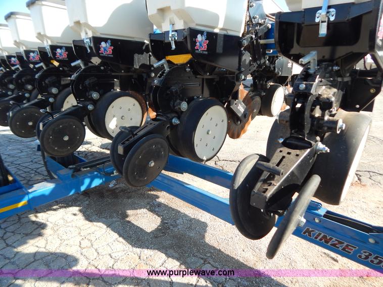 image for item H3825 2011 Kinze 3500 8/15 pivot fold Interplant planter