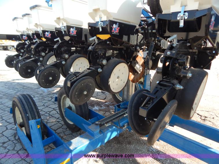image for item H3825 2011 Kinze 3500 8/15 pivot fold Interplant planter