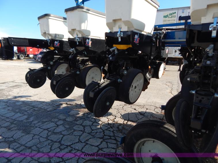 image for item H3825 2011 Kinze 3500 8/15 pivot fold Interplant planter