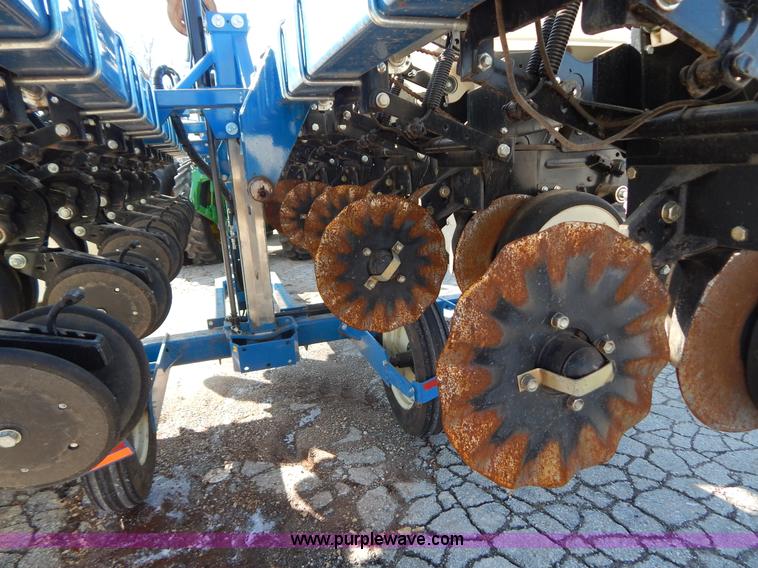 image for item H3825 2011 Kinze 3500 8/15 pivot fold Interplant planter