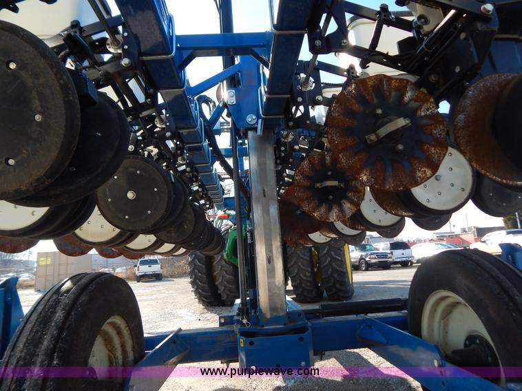 image for item H3825 2011 Kinze 3500 8/15 pivot fold Interplant planter