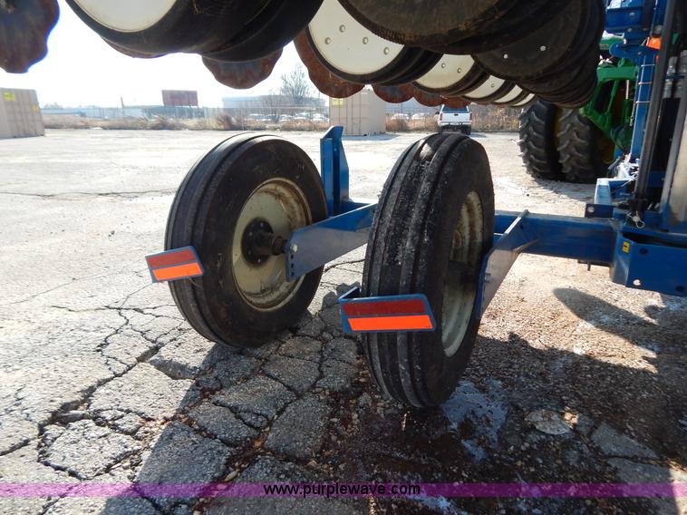 image for item H3825 2011 Kinze 3500 8/15 pivot fold Interplant planter