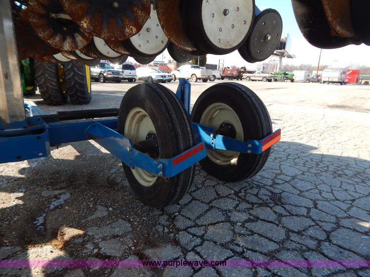 image for item H3825 2011 Kinze 3500 8/15 pivot fold Interplant planter