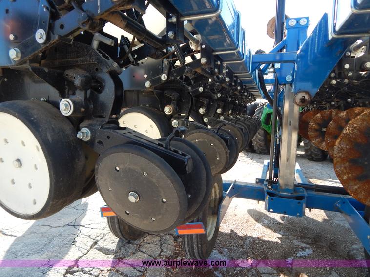 image for item H3825 2011 Kinze 3500 8/15 pivot fold Interplant planter