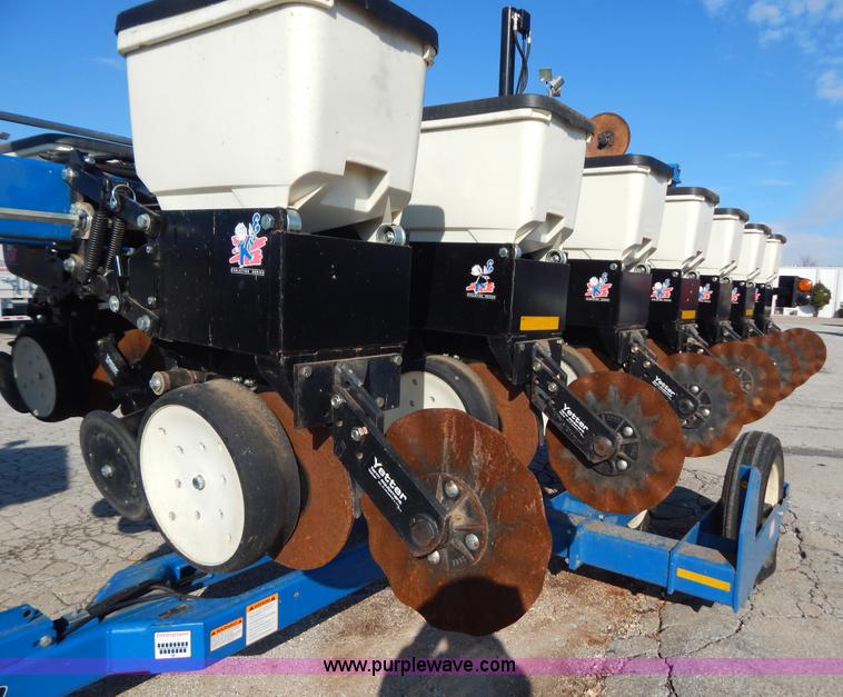 image for item H3825 2011 Kinze 3500 8/15 pivot fold Interplant planter